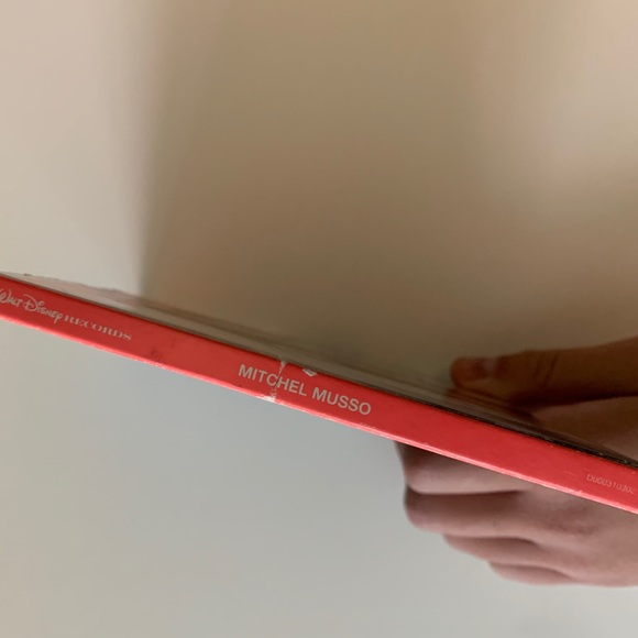 SIGNED Mitchel Musso Album - Picture 4 of 4